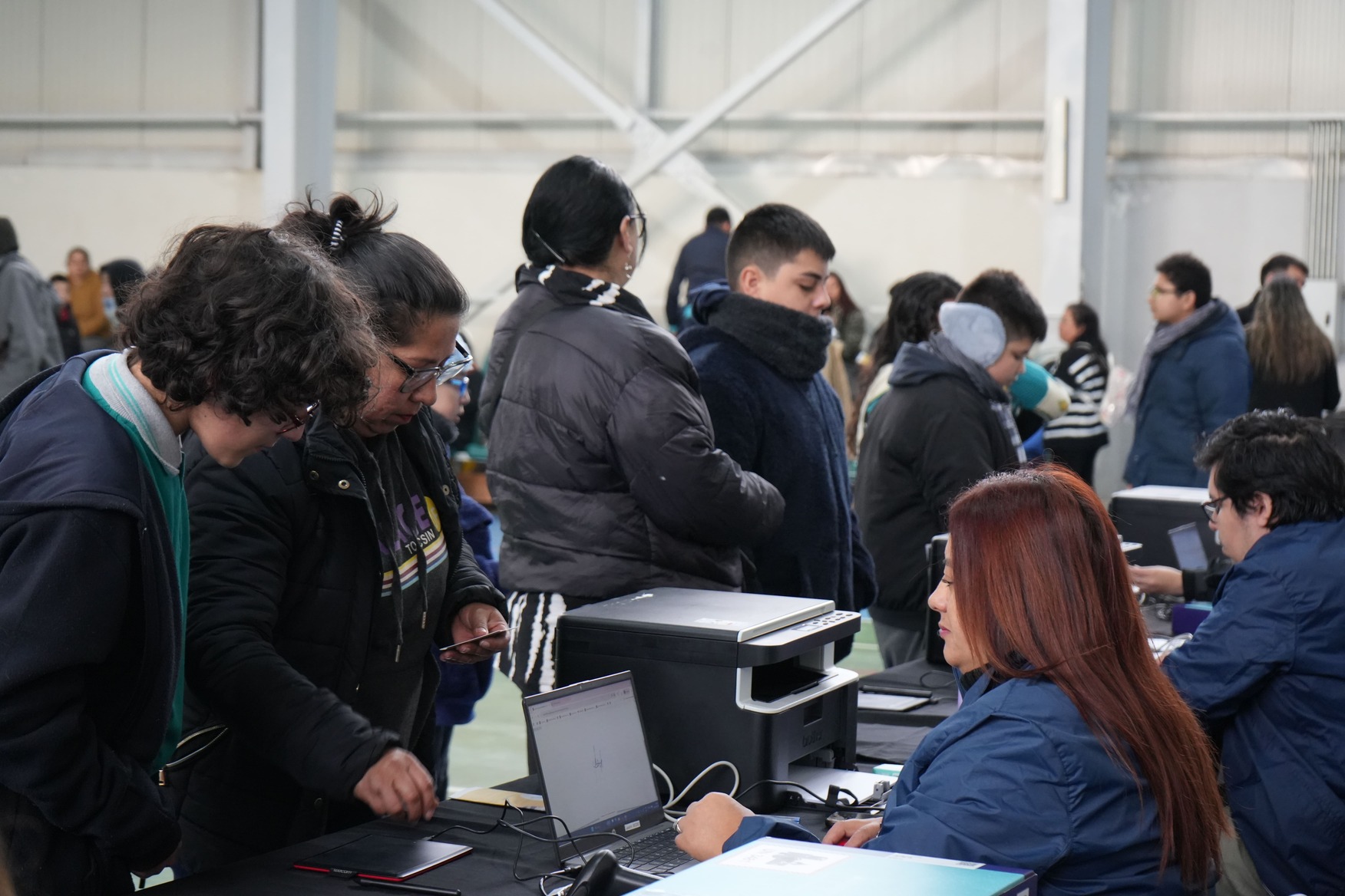 Estudiantes de 7mo básico del SLEP Los Andes reciben equipos tecnológicos gracias a las Becas TIC de Junaeb